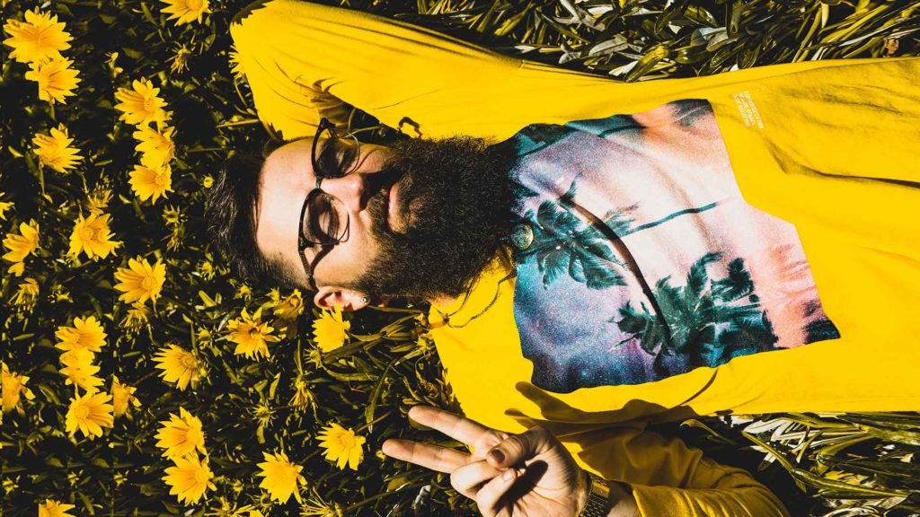 freelancer odpoczywa w trawie