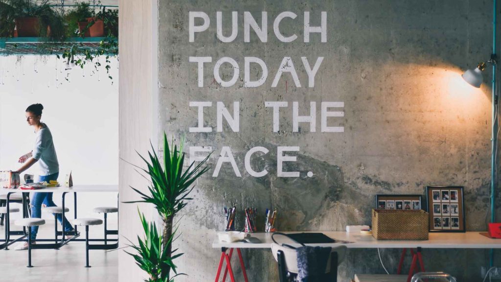 freelancer i haslo motywacyjne w rustykalnym mieszkaniu