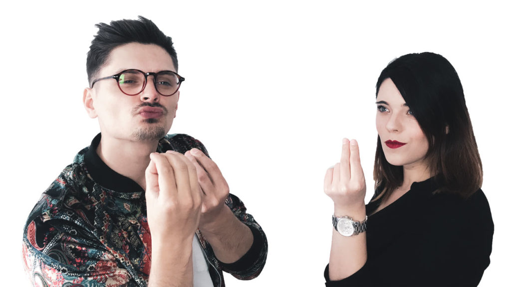 Mężczyzna i kobieta wykonujący dłońmi gest łączenia ze sobą kilku palców, który oznacza, że coś jest perfekcyjne. Zdjęcie jest ilustracją artykułu na temat: no-coaching.
