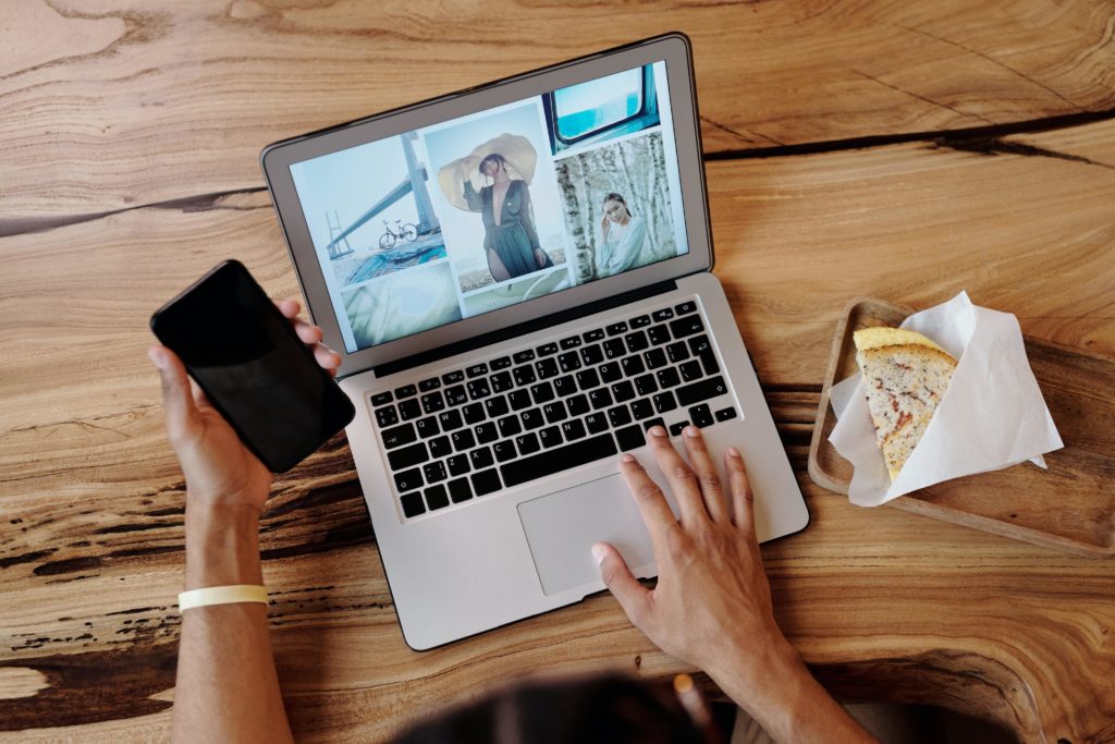 Osoba edytuje swój blog ze zdjęciami modowymi.