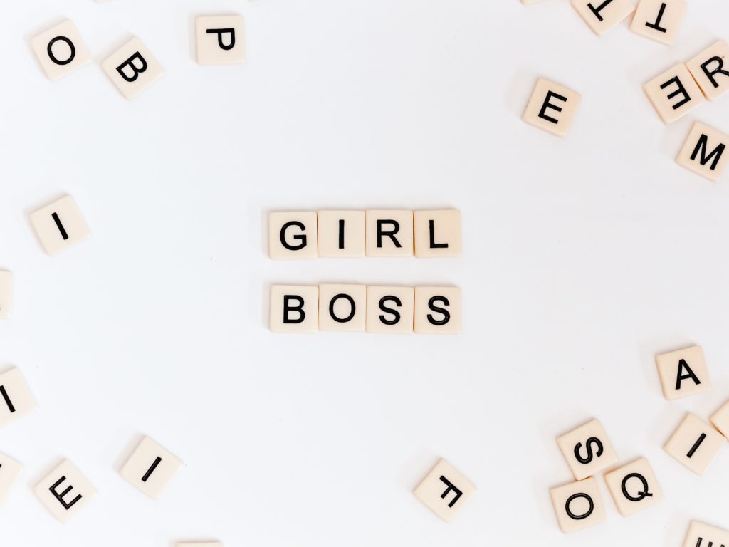 Napis "girl boss" ułożony z kostek scrabble.