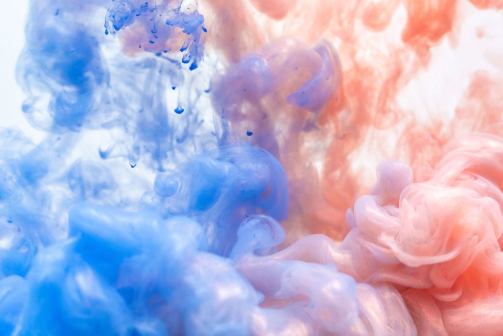 Grafika przedstawia unoszący się do góry gęsty dym. Kolor dymu jest w dwóch kolorach: niebieskim i różowym. 